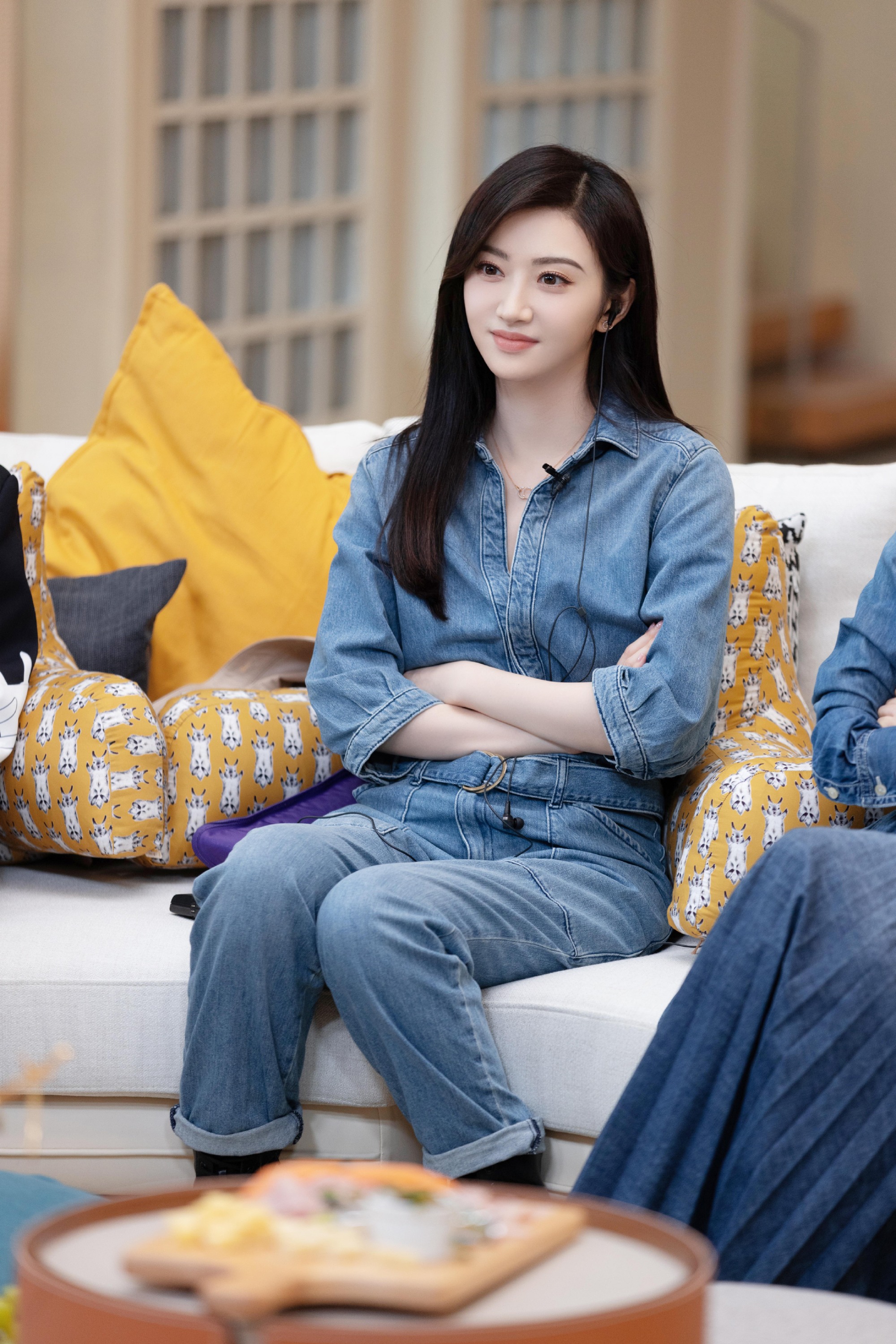 景甜的穿搭在牛仔的裤装穿搭中,多了一些牛仔服装的干练.
