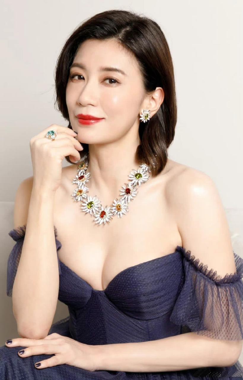 贾静雯如同秋日的明月,皎洁而宁静,令人心生敬意