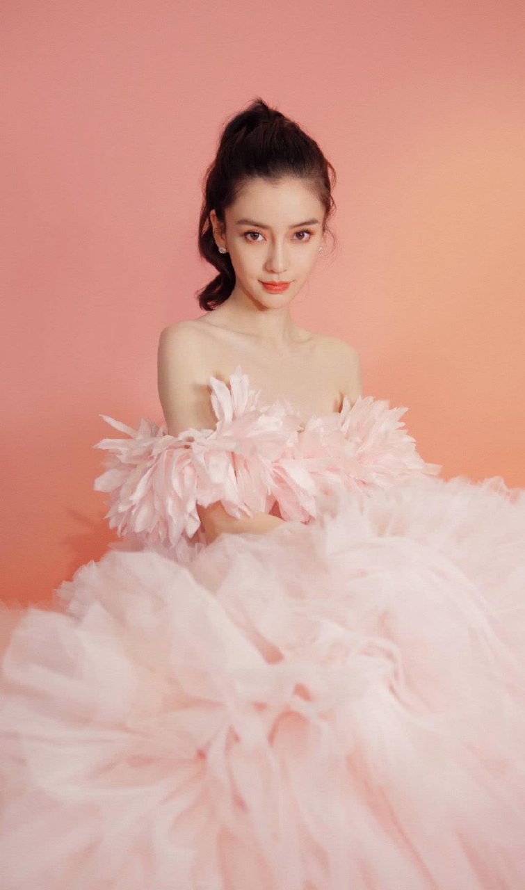 angelababy身着一袭粉色长裙仙气十足