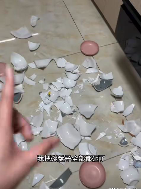 江苏一女子,因为老公不愿意刷碗,把碗堆在水池里三