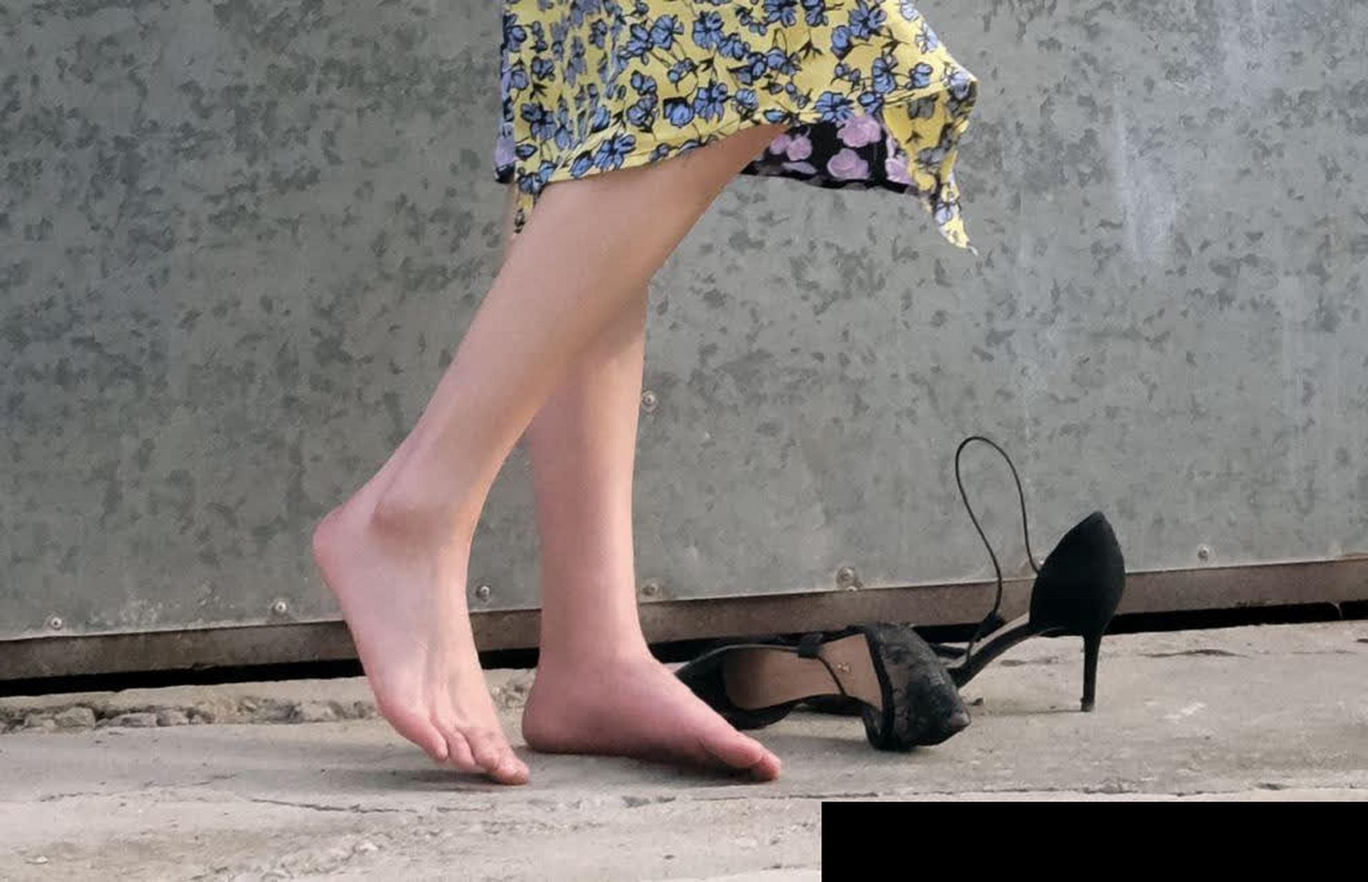 万茜脱高跟鞋光脚,如同夜空中的明星,闪耀动人.