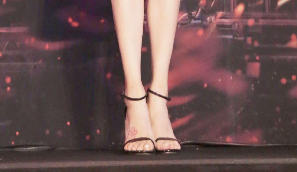 杨颖一字带高跟凉鞋,步步生花,尽显优雅