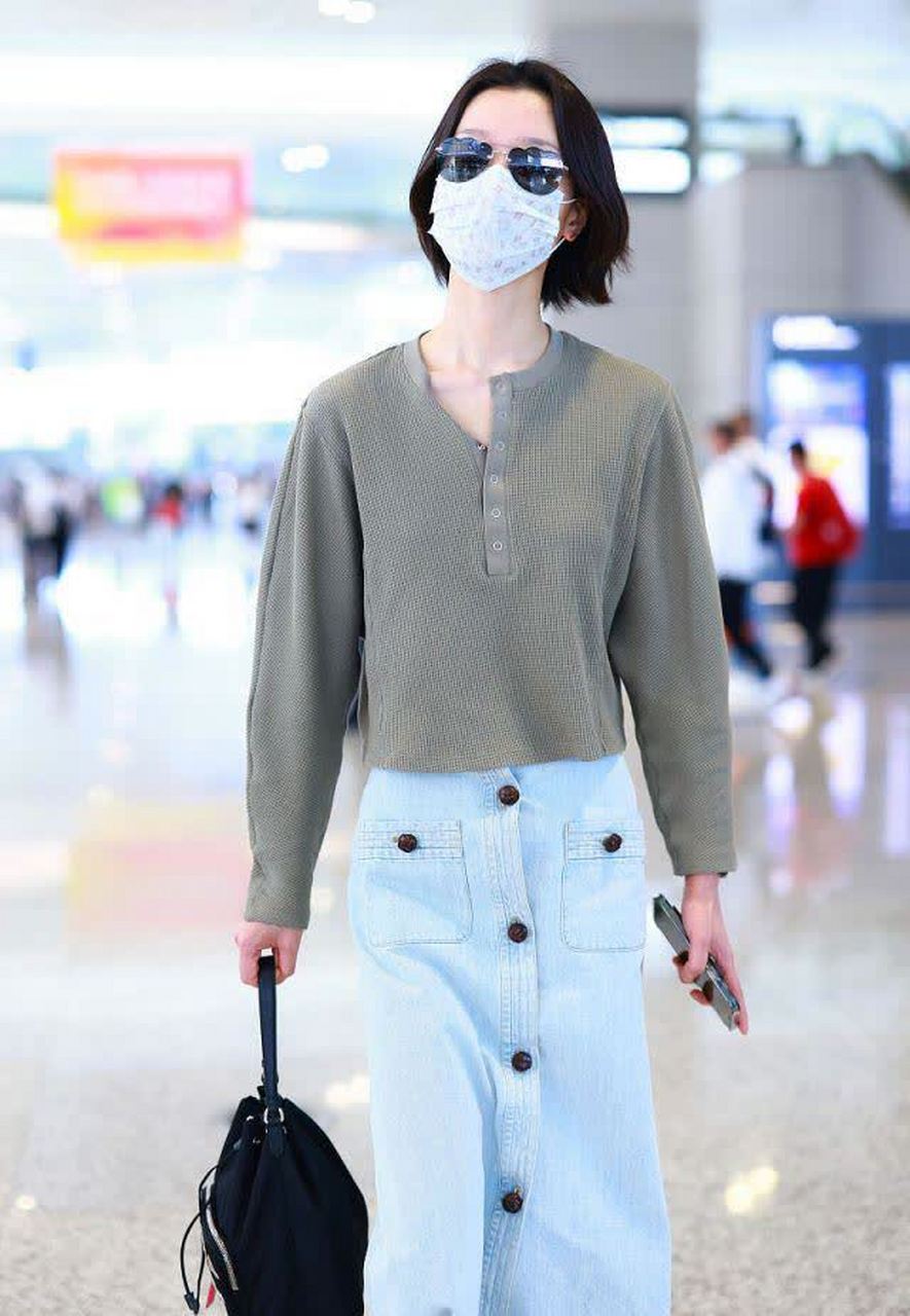 杜鹃最新机场秀,留短发造型温柔清冷