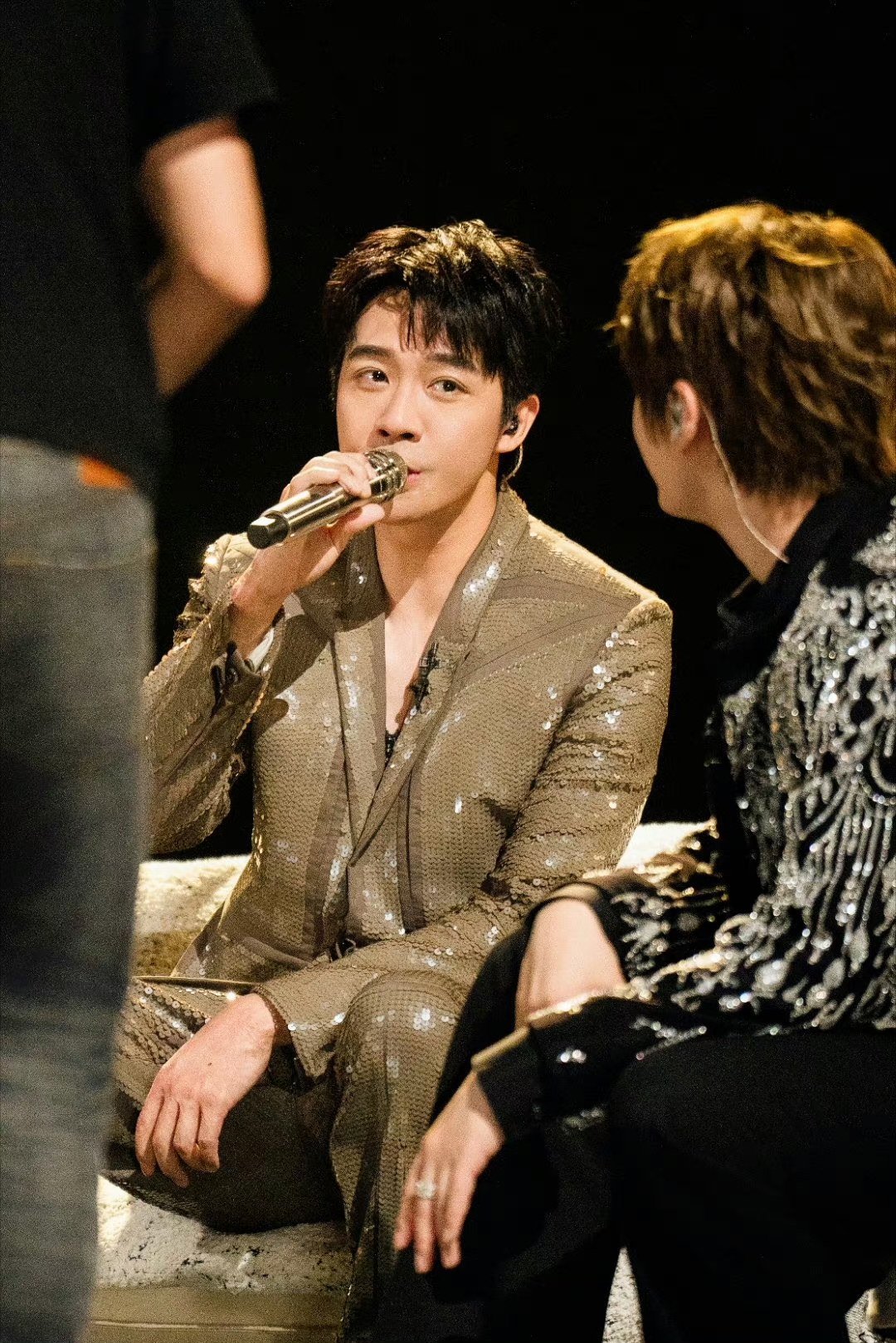 俞灏明去披荆斩棘了,被火烧伤的脸虽然修复了,但也错过了事业巅峰期