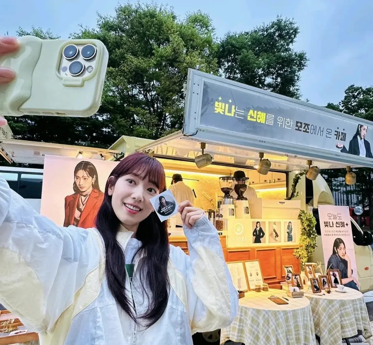 演员朴信惠在自己的 instagram 上发文写道:"炎热的夏天,喝杯冰凉的