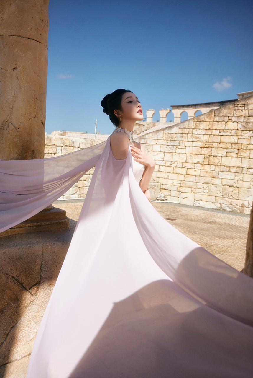 姜贞羽,白色抹胸裙搭配淡紫色薄纱,清新浪漫!