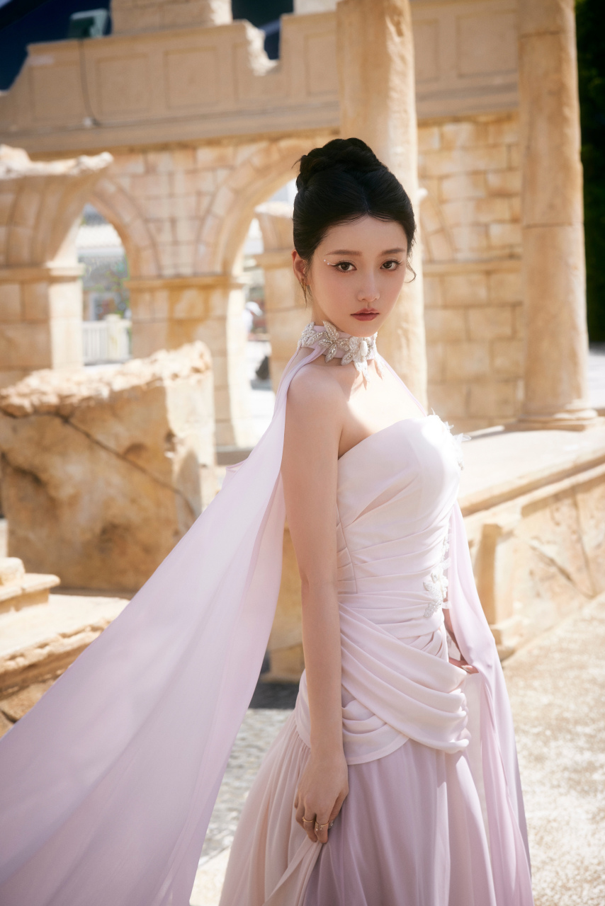 姜贞羽,白色抹胸裙搭配淡紫色薄纱,清新浪漫!