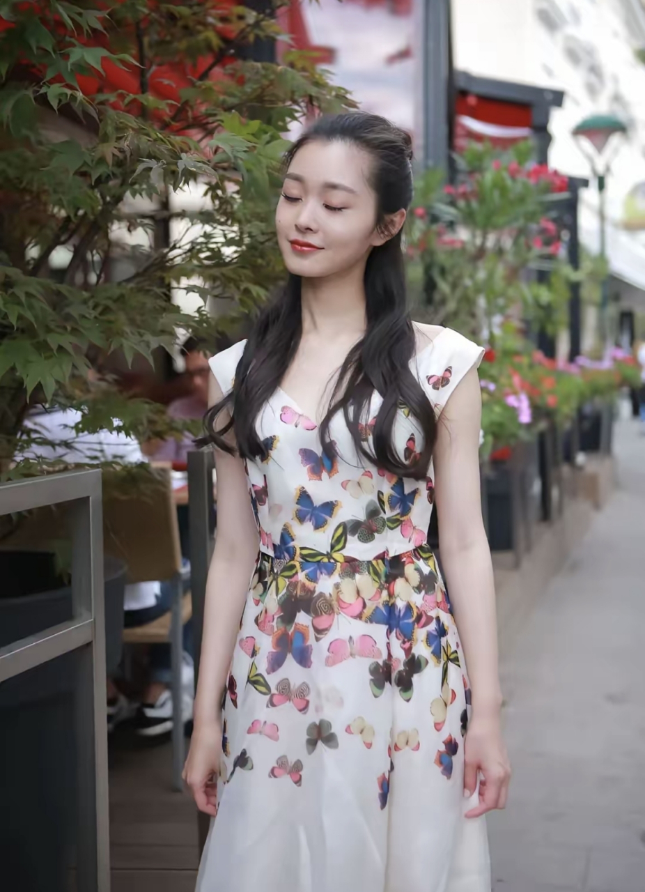 大美女宋轶,现在她都35岁了,一身蝴蝶无袖长裙,嘟嘴卖萌像个小姑娘!