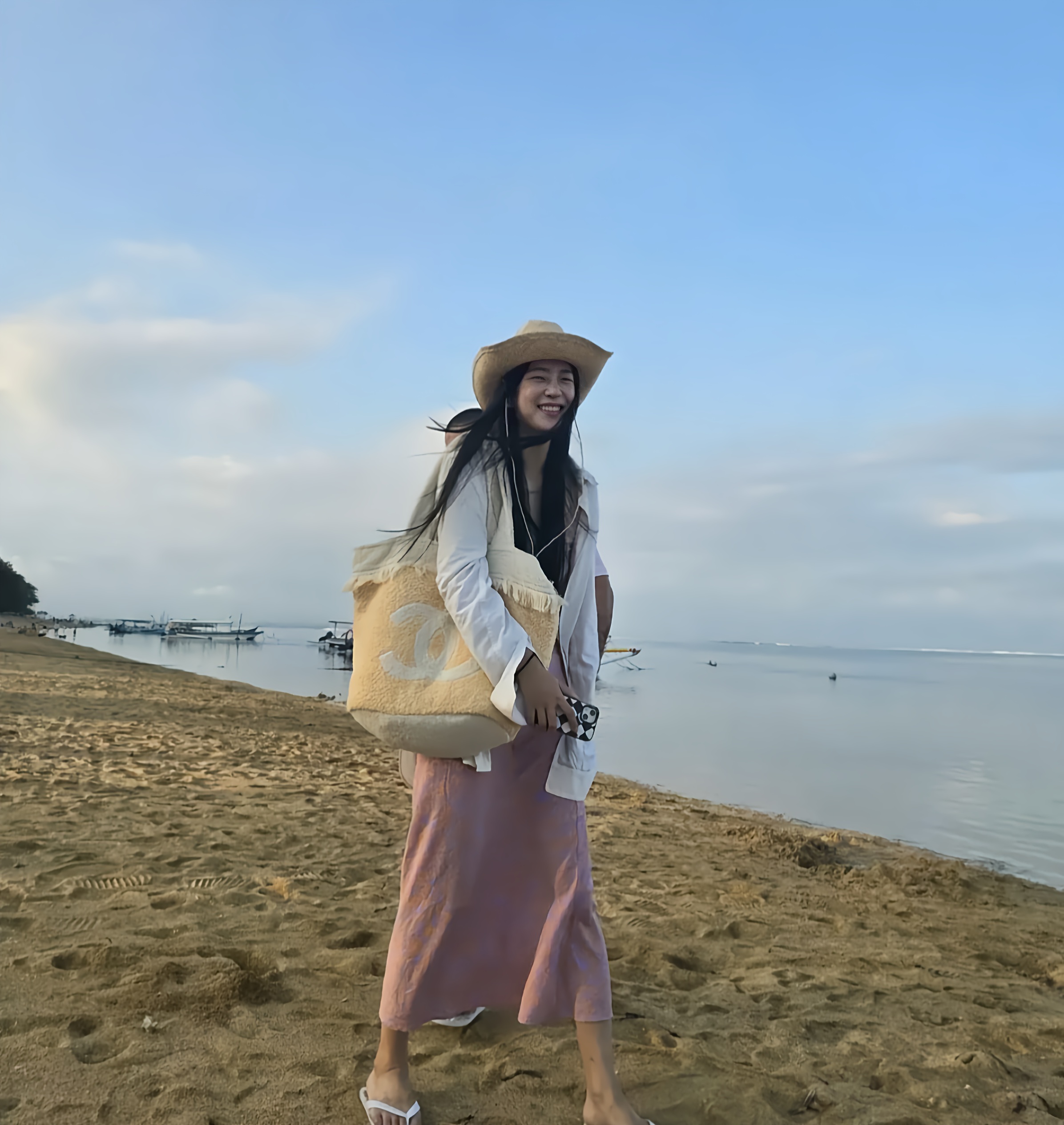 gary 在巴厘岛的沙滩上紧紧牵着妻子的手并摆出造型尽显甜蜜之态