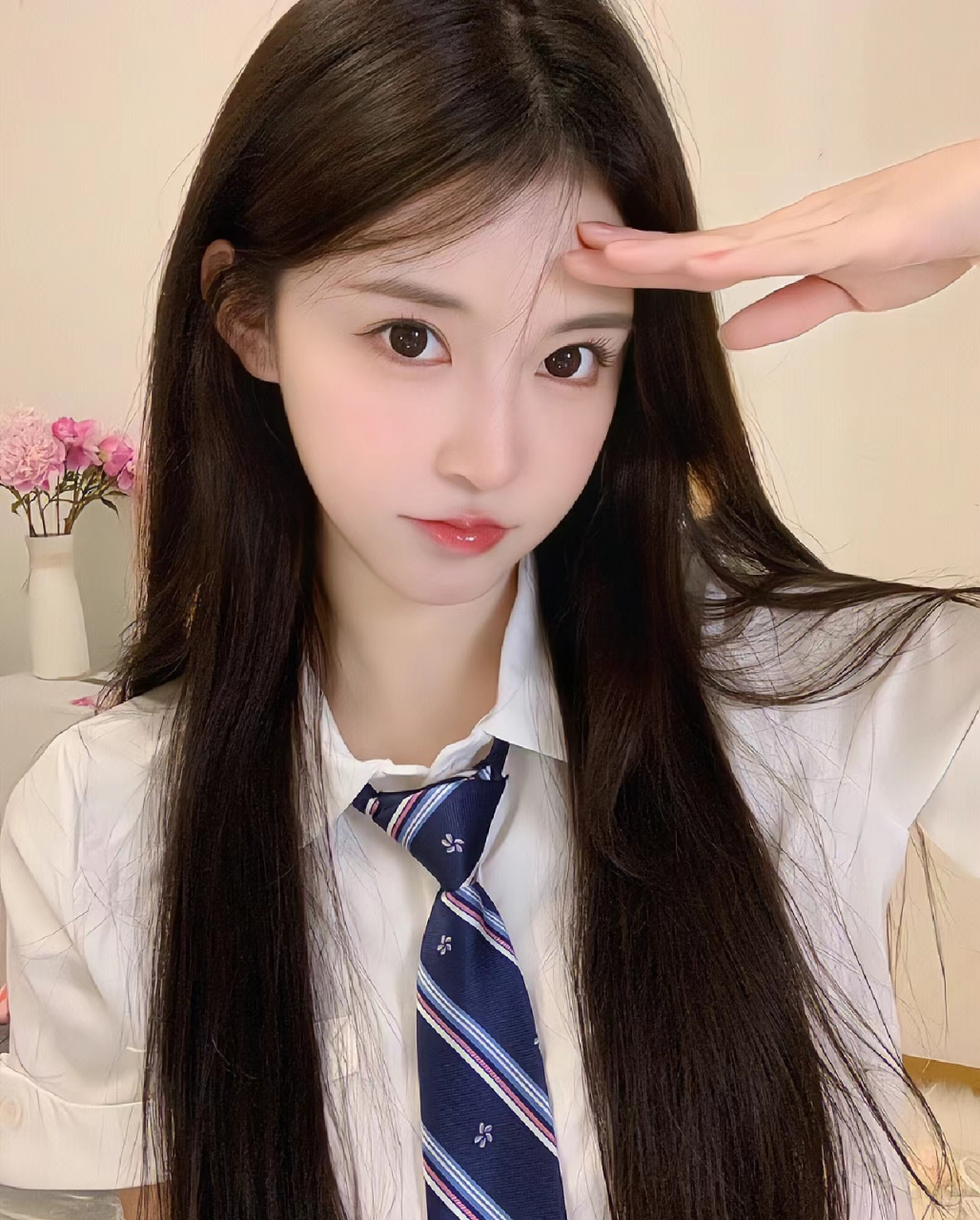 学生装,嘿嘿,还是18岁! 猜猜我几岁[滑稽]#养眼美女# #日常穿搭