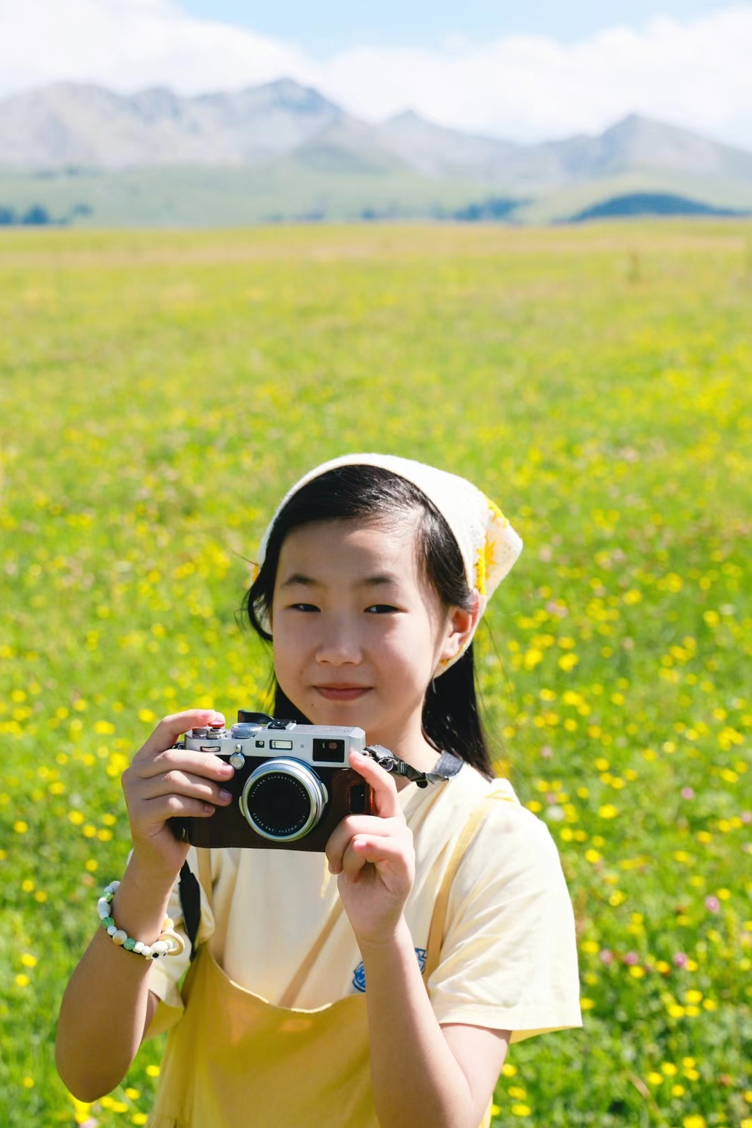 带上ann和她女儿谣谣,还有橙子,走进北疆伊犁大草原