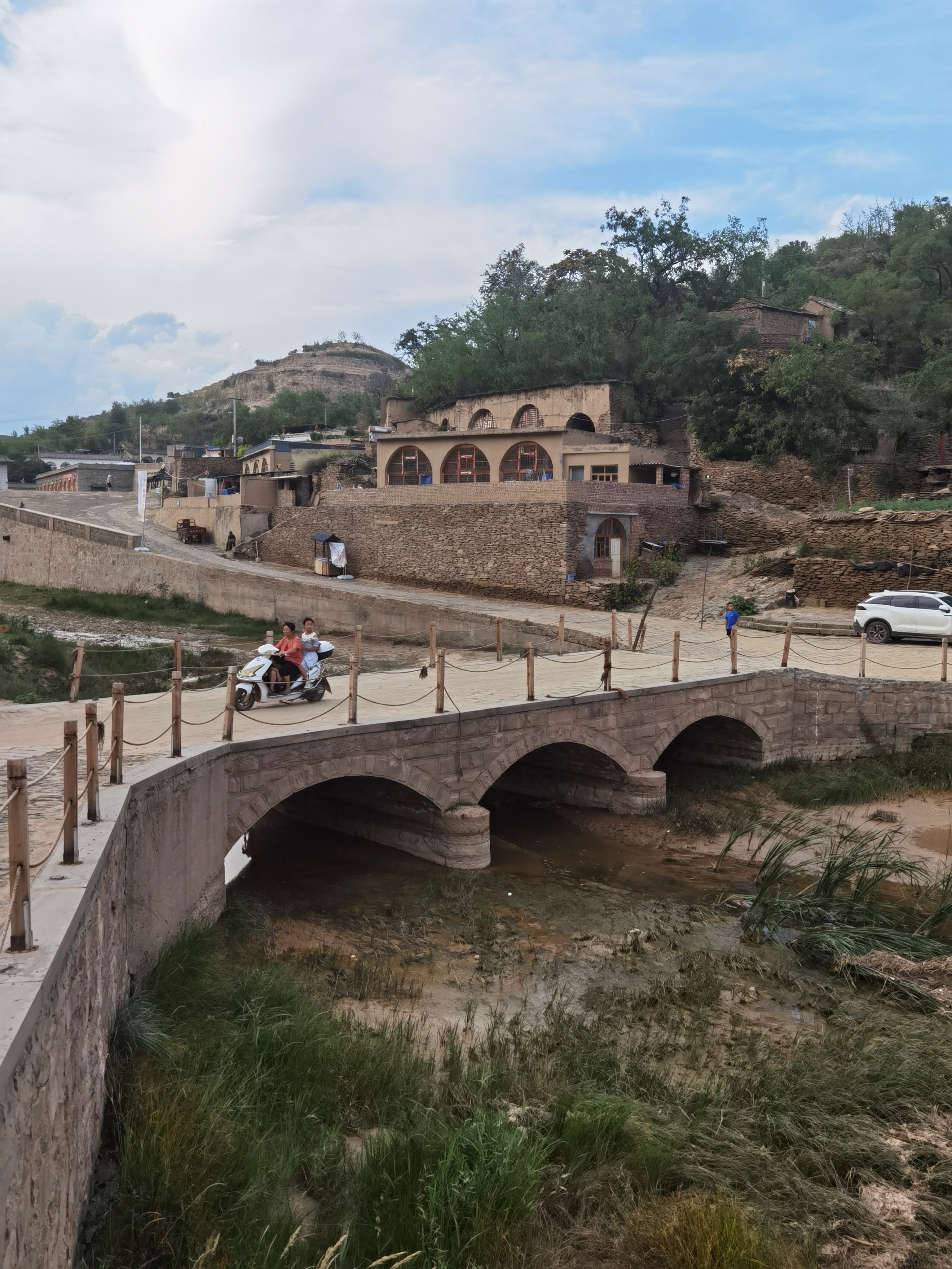 我找到了《平凡的世界》中的双水村,那就是绥德郭家沟村