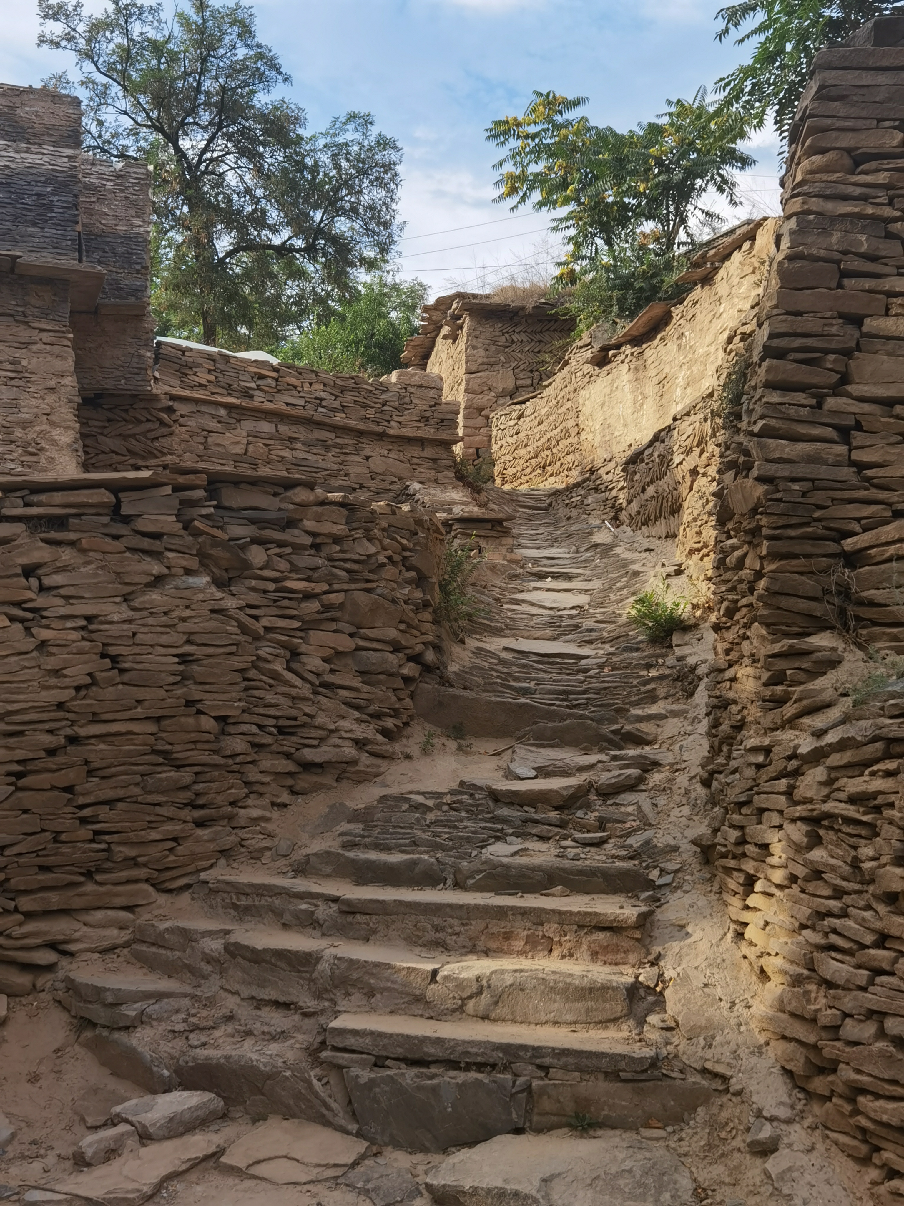 我找到了《平凡的世界》中的双水村,那就是绥德郭家沟村
