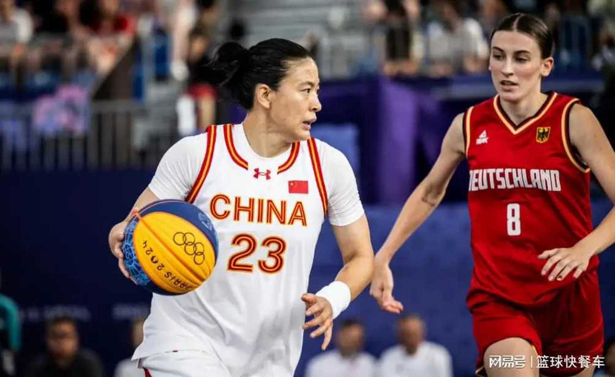 北京时间8月4日凌晨,中国三人女篮与美国队进行了两场比赛,先是小组赛
