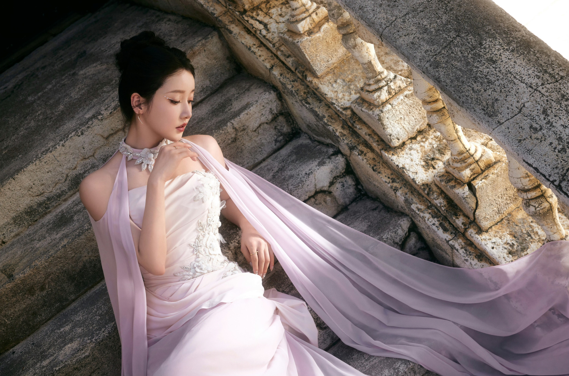 姜贞羽,白色抹胸裙搭配淡紫色薄纱,清新浪漫!