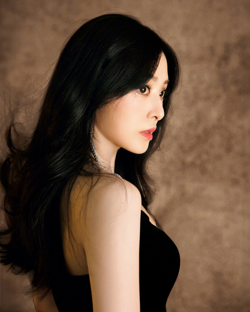 张含韵,黑色抹胸裙搭配大波浪卷发型,优雅时尚!