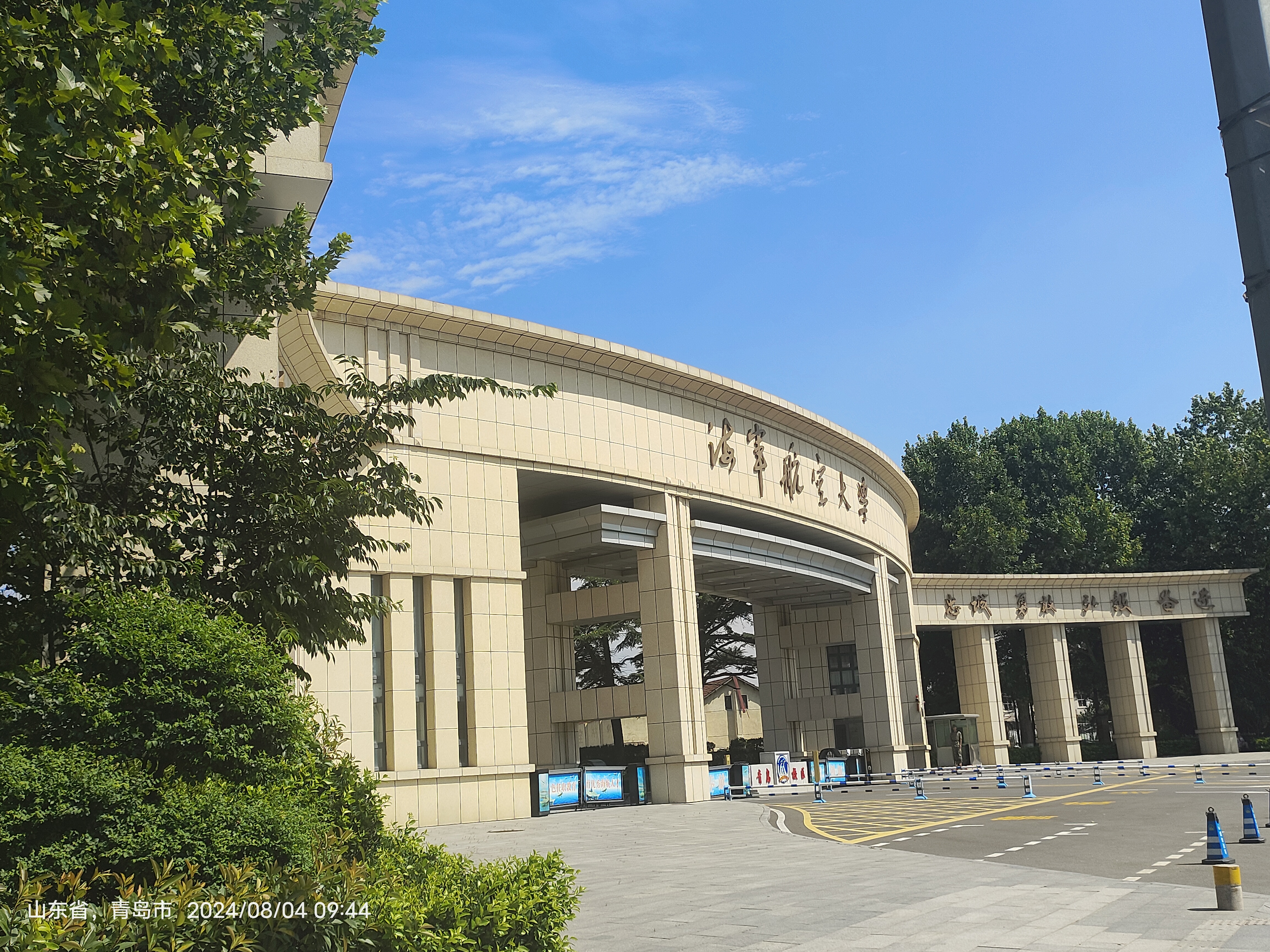 通关的秘诀就是跟着一群初中,高中生屁股后面,他们