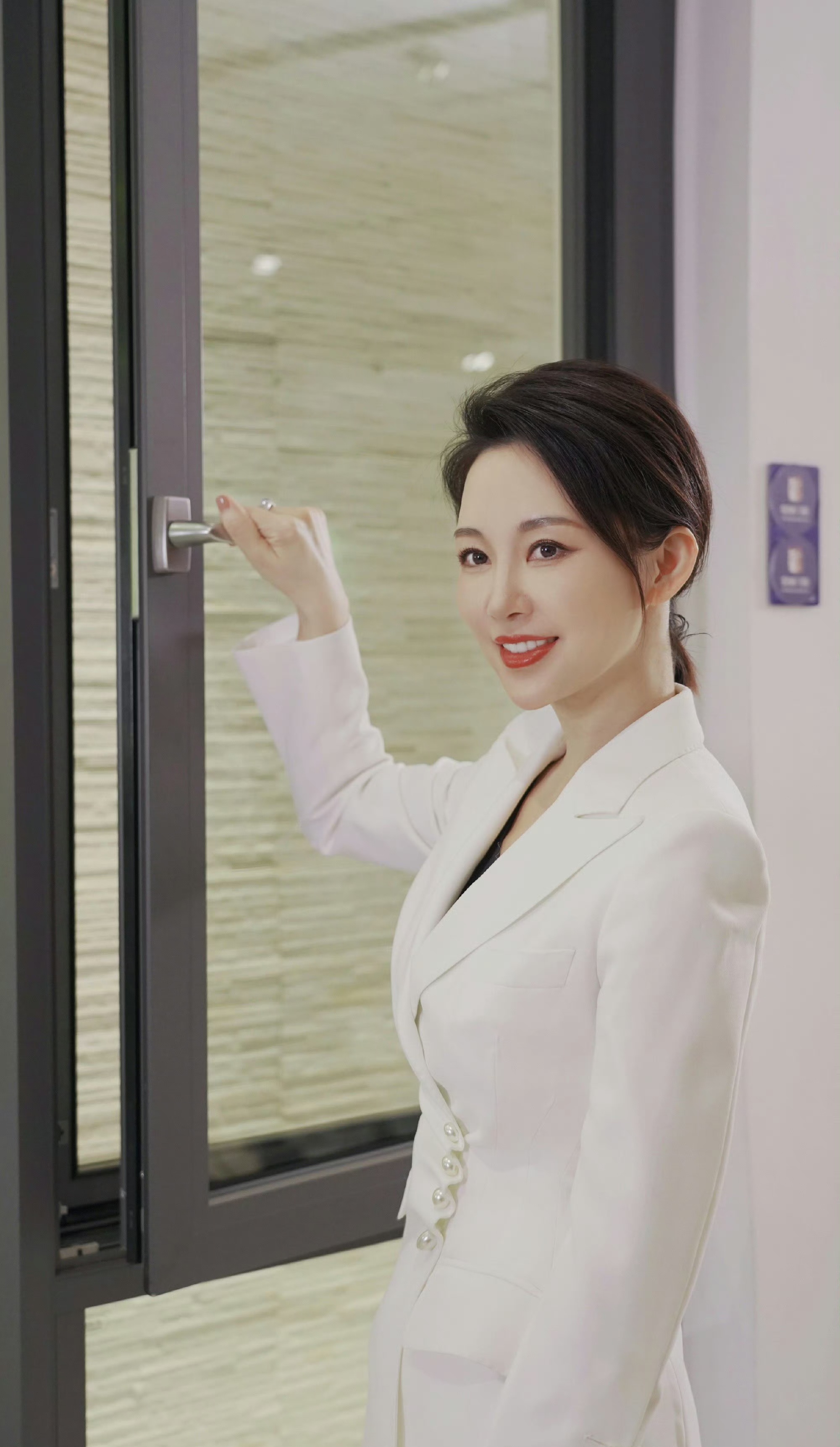 潘晓婷白色西服美不?
