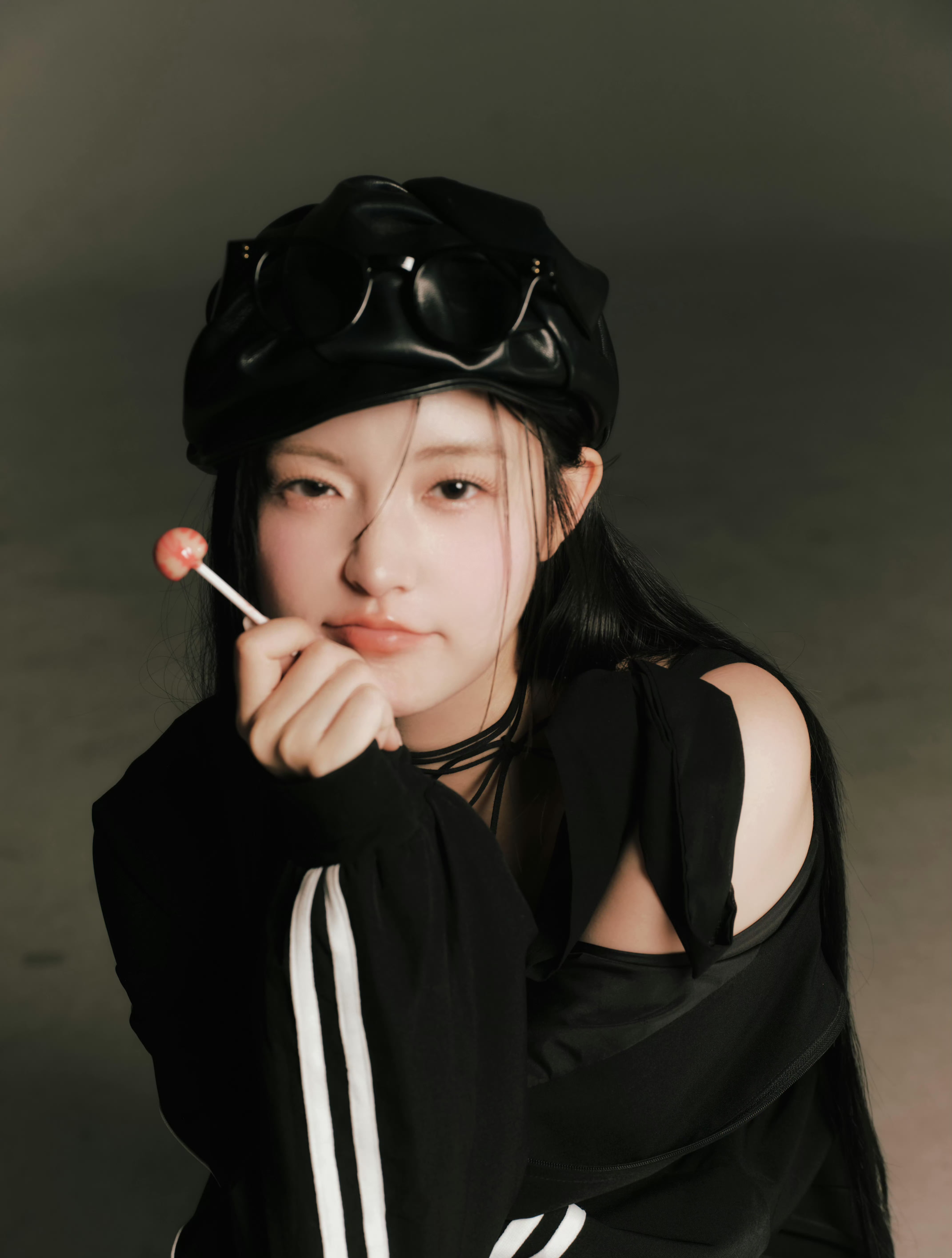 张楚寒,黑色吊带搭配高筒靴,吃个棒棒糖,甜美可爱!