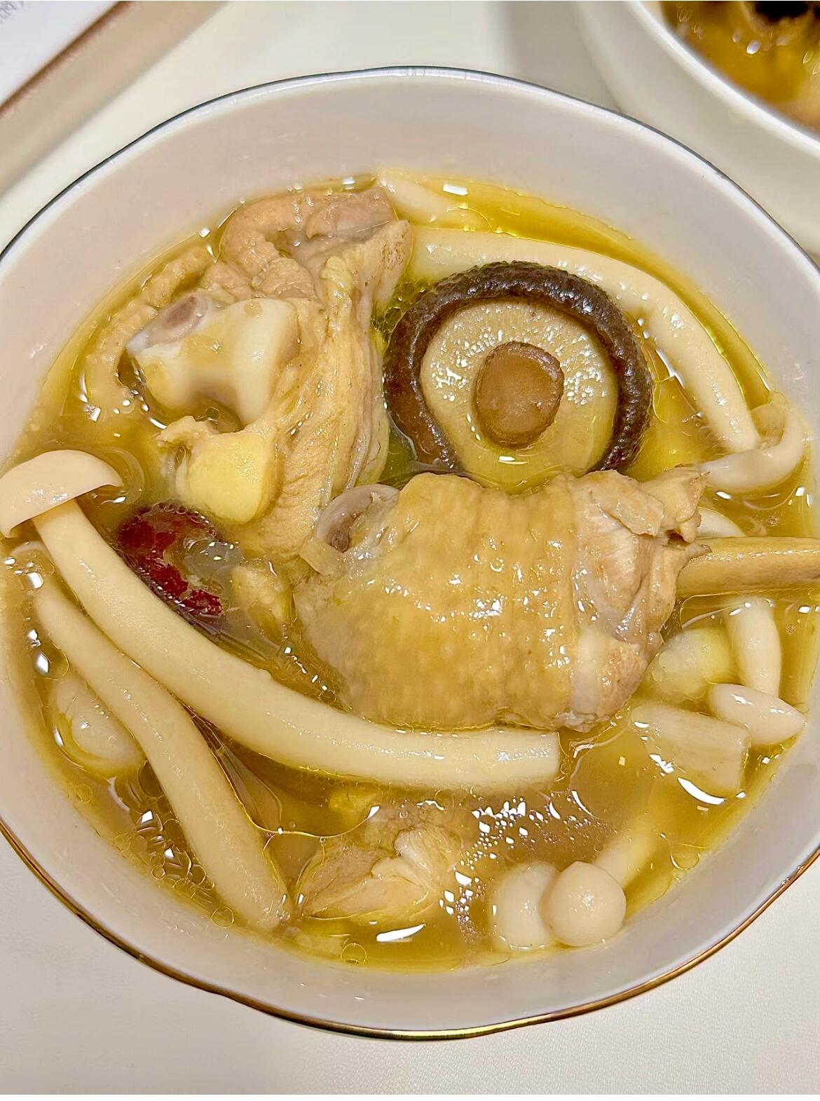 香浓的鸡肉汤汁中融入了鲜嫩的蘑菇,每一口都充满了浓厚的鲜香和营养