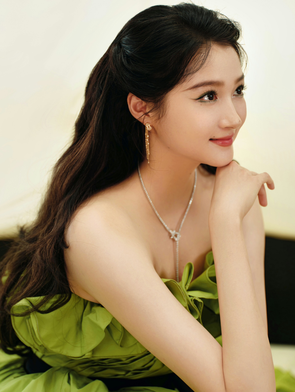 关晓彤,翠绿色高开叉抹胸裙,超美大长腿!