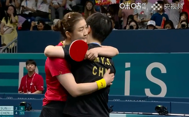 骄傲陈梦卫冕孙颖莎摘银赛后陈梦拥抱孙颖莎