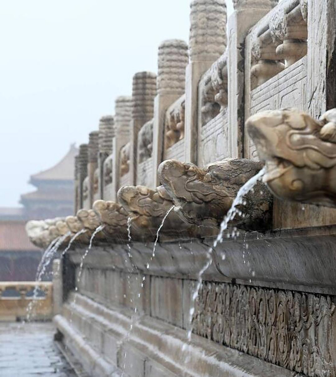 由于北京近期暴雨,故宫的千龙吐水得以重现.
