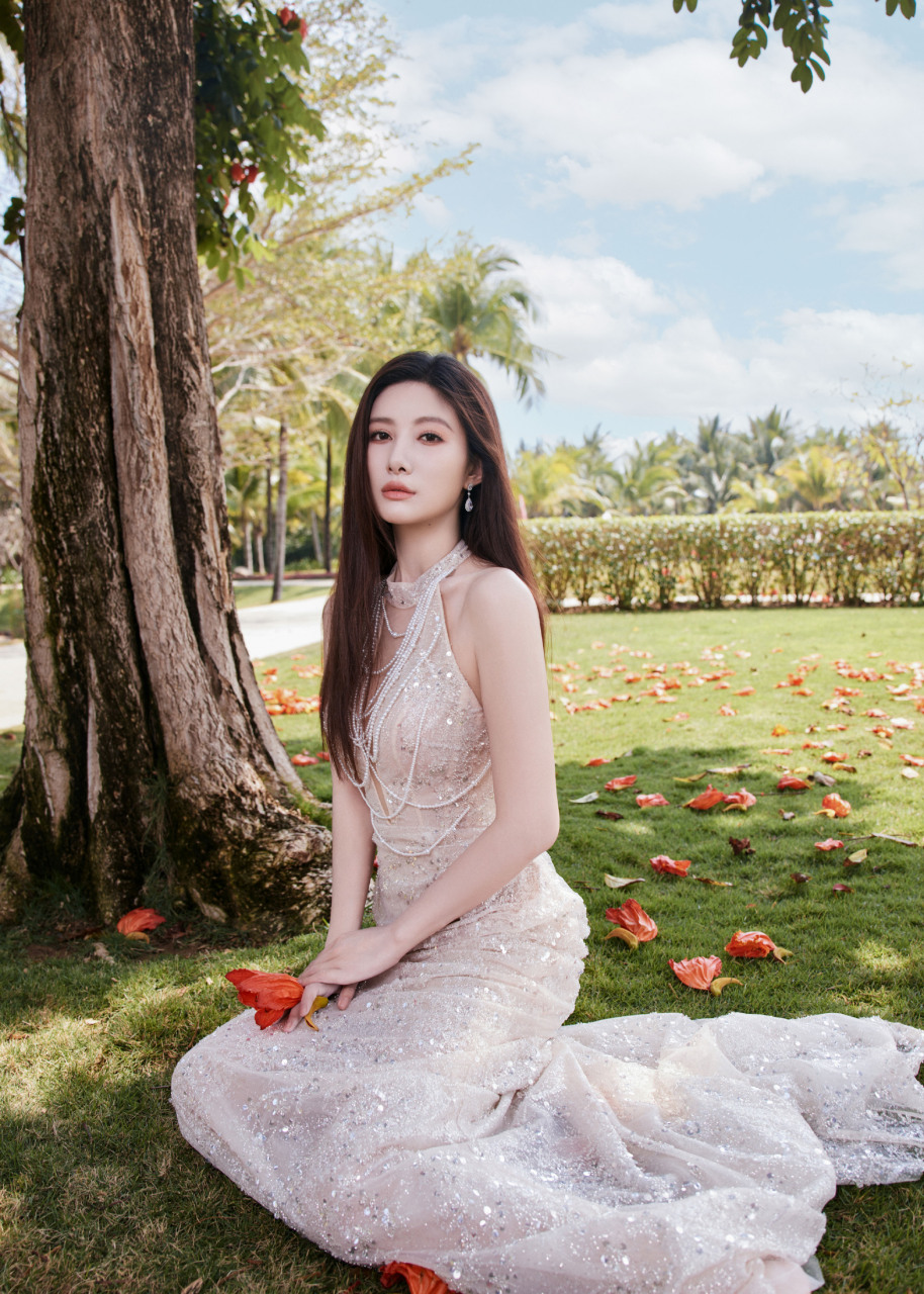 吴优璀璨绽放:外景时尚写真,挂脖亮片裙闪耀动人,珠串轻绕曼妙身姿