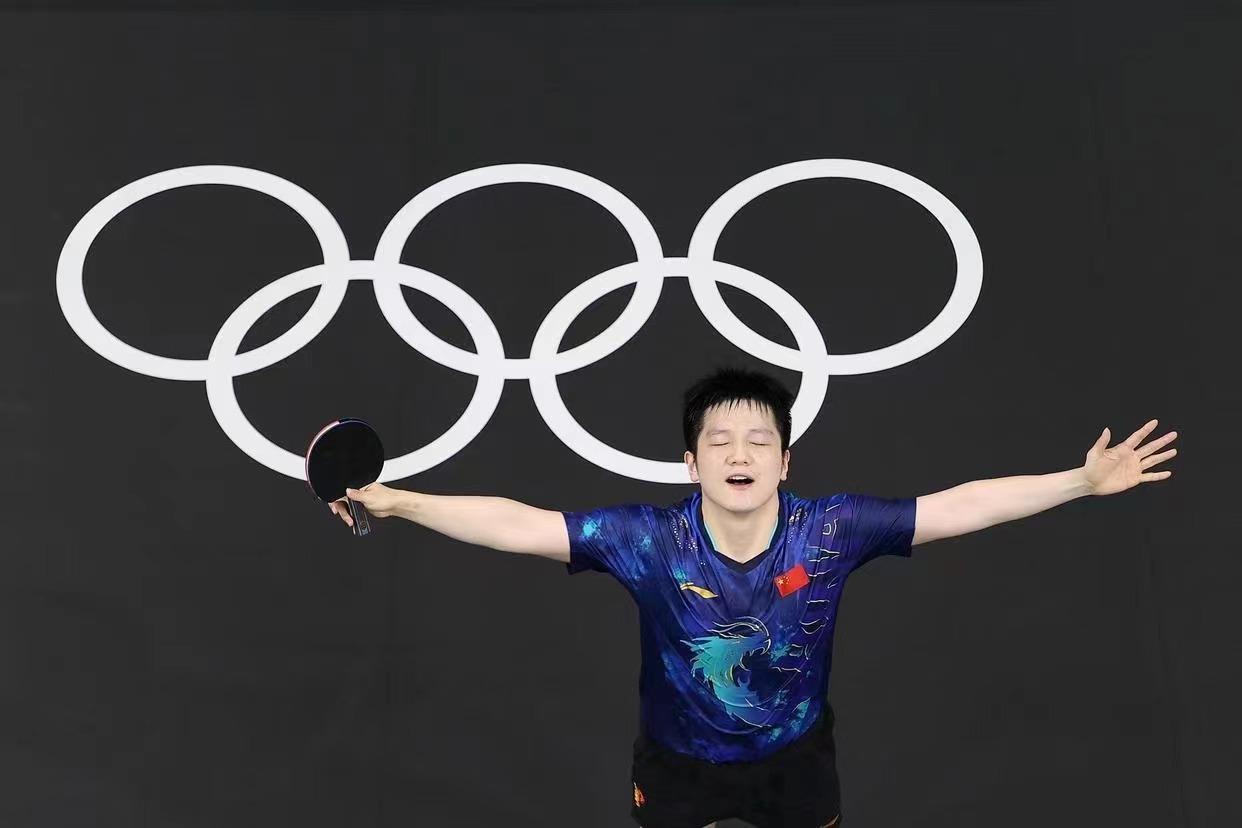 樊振东拿到奥运金牌之后,成为了继马龙之后男子乒乓球历史上第二位集