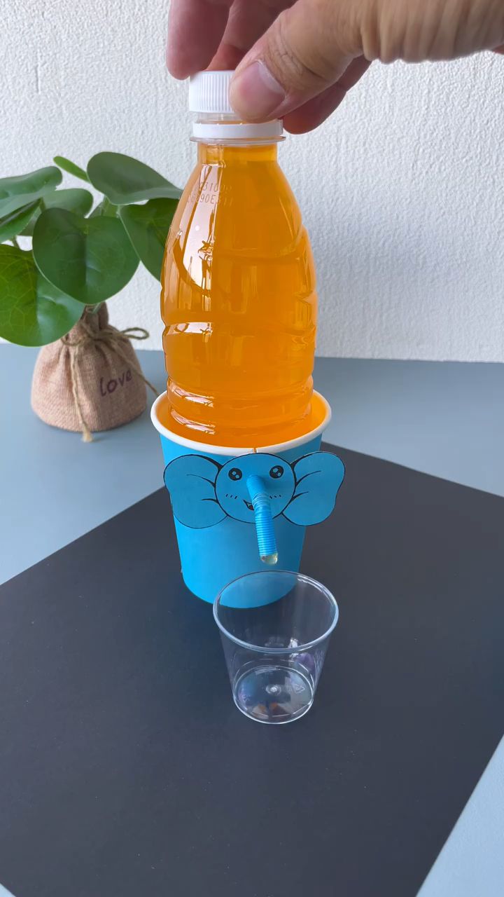 喝剩下的水瓶可以给小朋友做一个迷你饮水机哦,快试试吧!