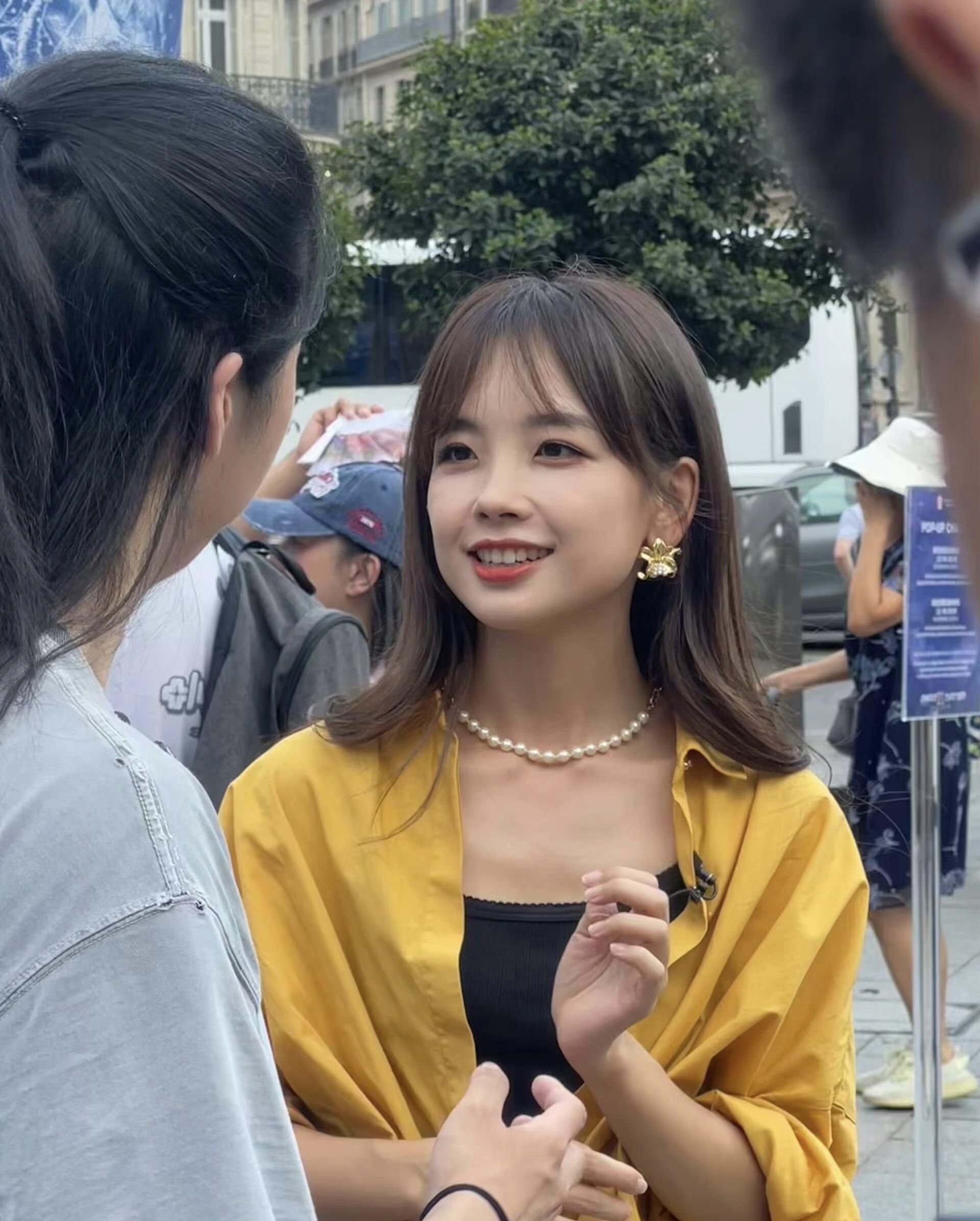 网友巴黎街头偶遇王冰冰,穿搭干净利落,很可爱