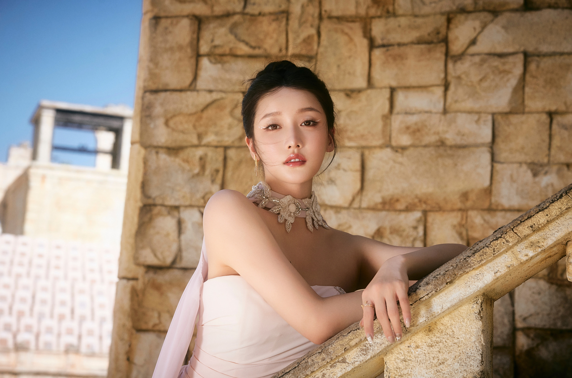 姜贞羽,白色抹胸裙搭配淡紫色薄纱,清新浪漫!