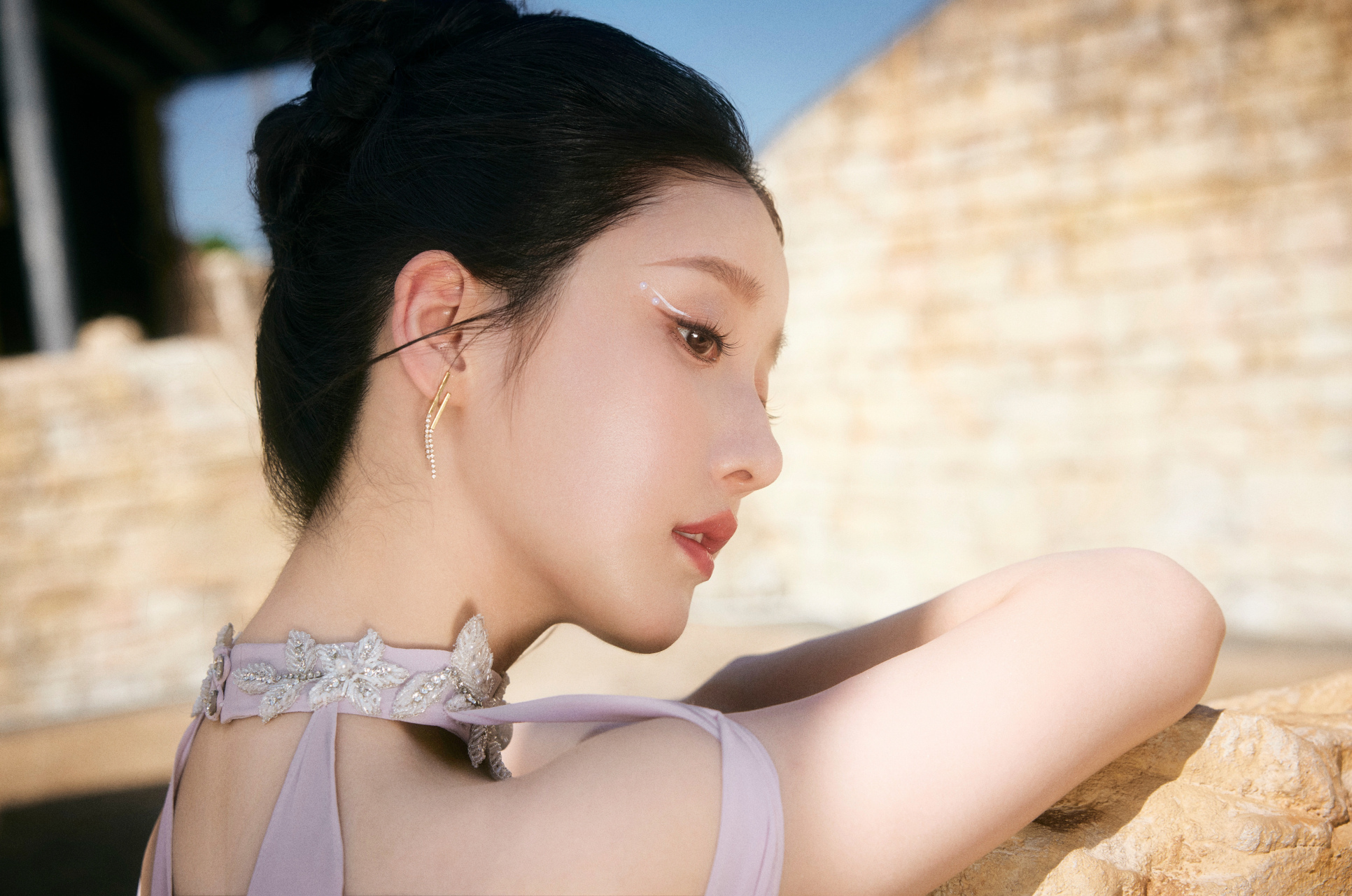 姜贞羽,白色抹胸裙搭配淡紫色薄纱,清新浪漫!