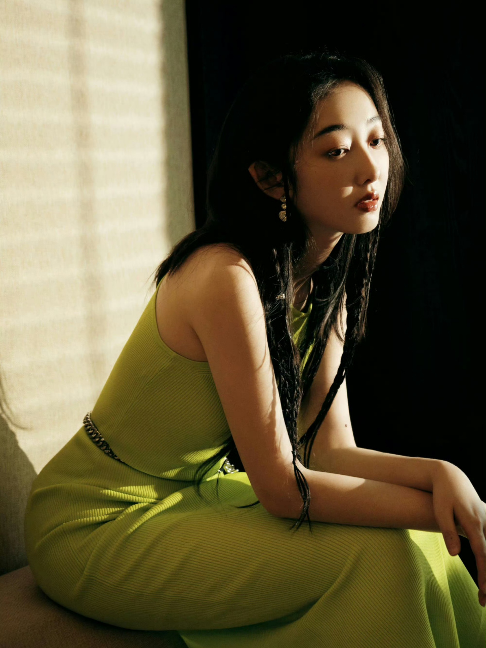 蒋梦婕,绿色无袖紧身连衣裙,性感迷人!