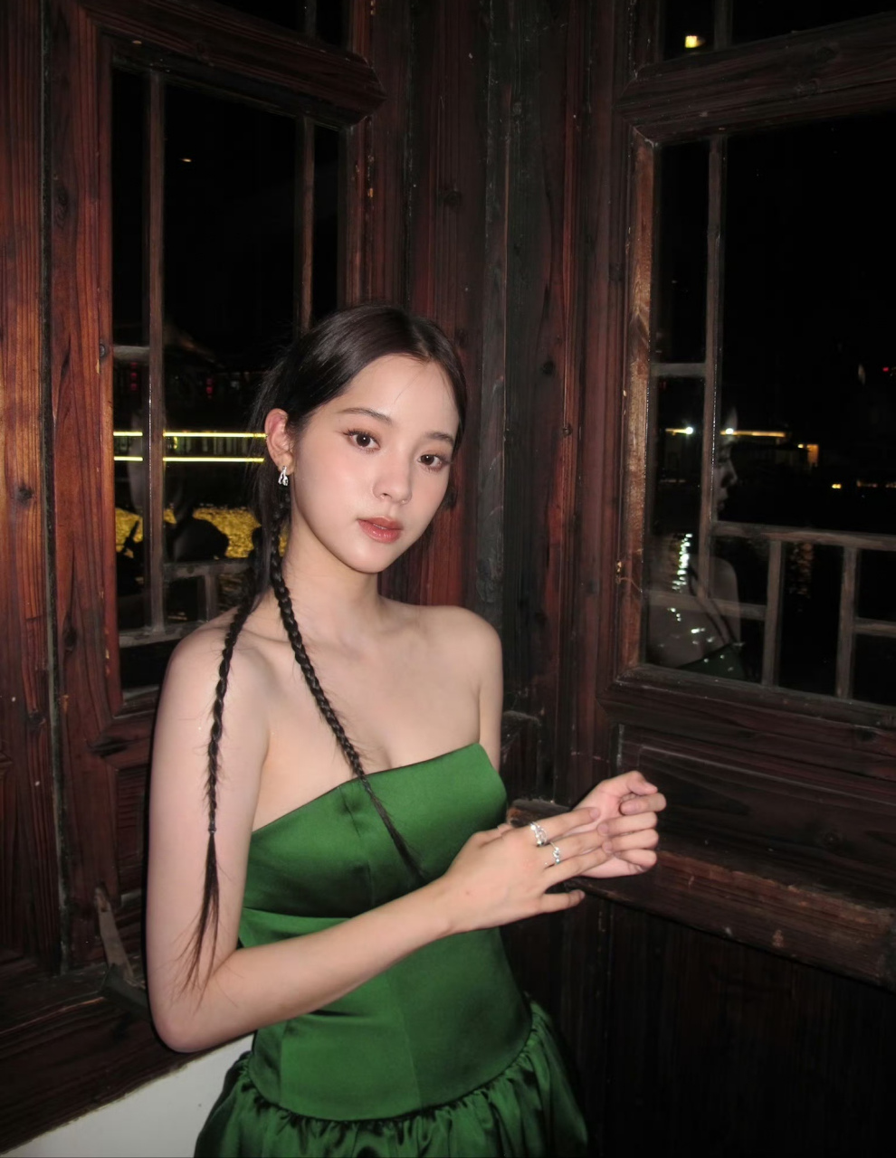 欧阳娜娜,绿色抹胸露背裙,扎两个小麻花辫,小清新小可爱!