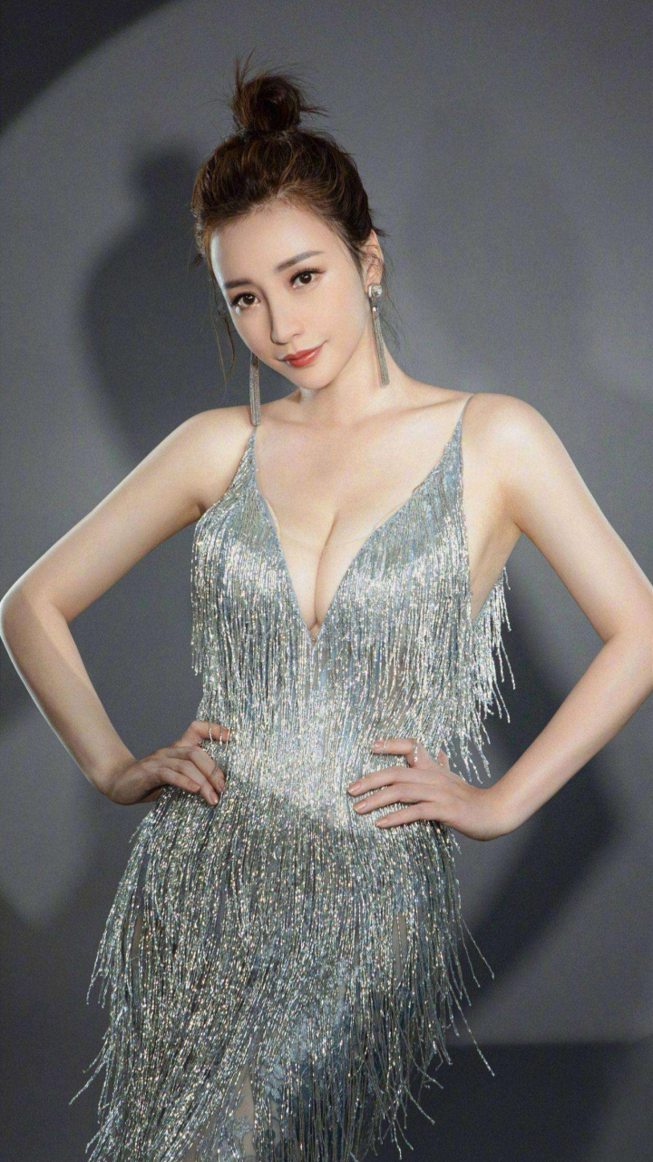 性感与霸气并存,柳岩深v裙装造型,让人一眼难忘的女王气场