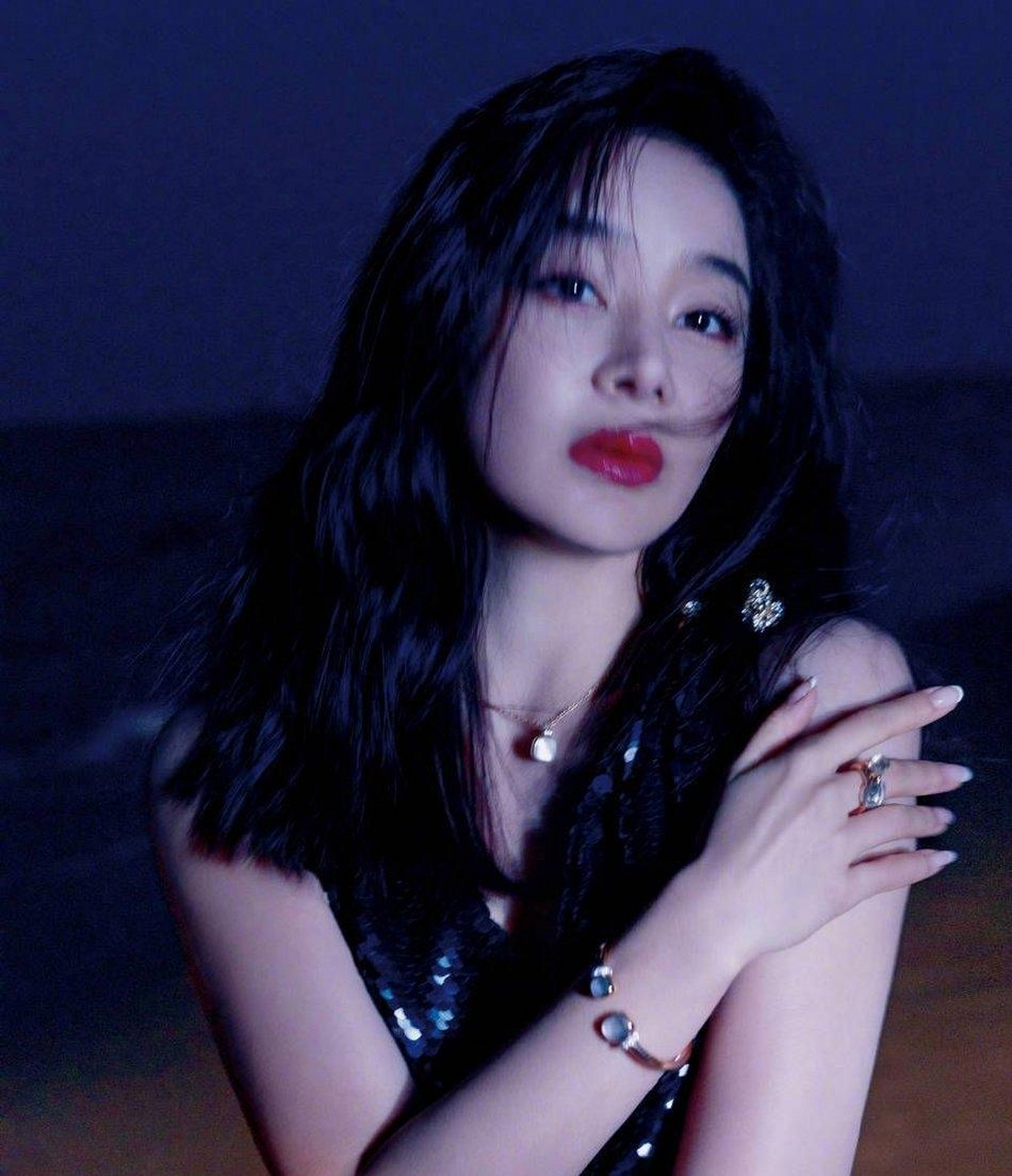 袁姗姗一袭深v亮片裙漫步海边楚楚动人,大秀窈窕曲线,精致可人!