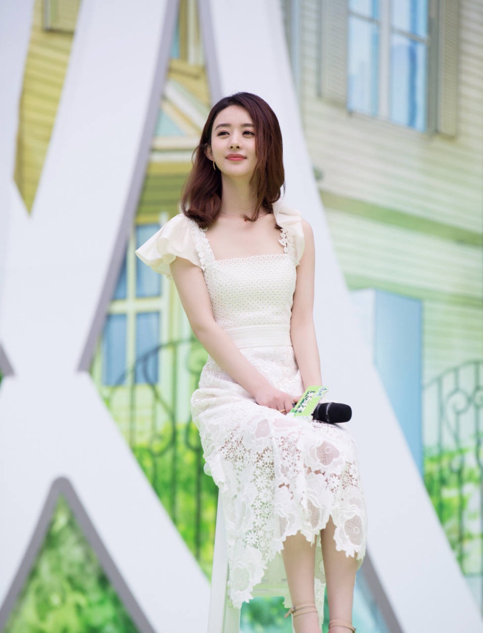 赵丽颖一身白色长裙温柔甜美