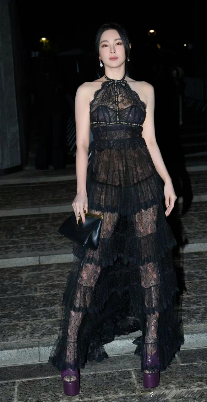 一身挂脖黑色蕾丝长裙太吸睛了,性感妩媚,风情万种