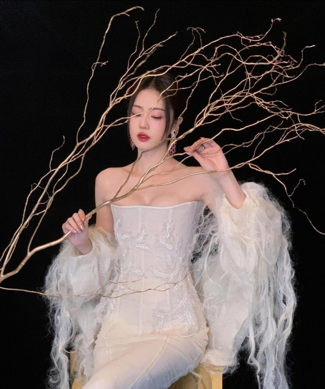 白鹿身穿白色抹胸裙,气质优雅,宛如天仙.