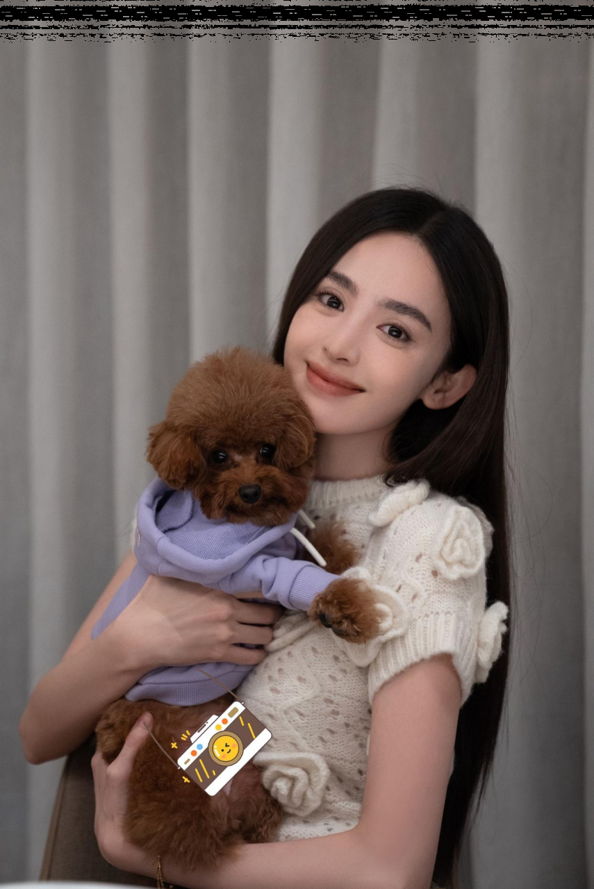 古力娜扎私服穿搭好温柔,身穿针织短袖,长发及腰,恬静似水,柔美淡雅.