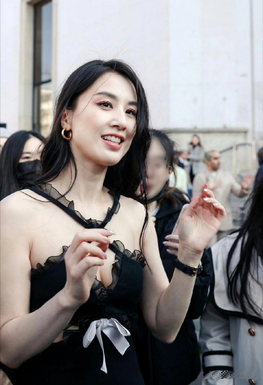 黄圣依这发型近看真一般,但挺真实自然