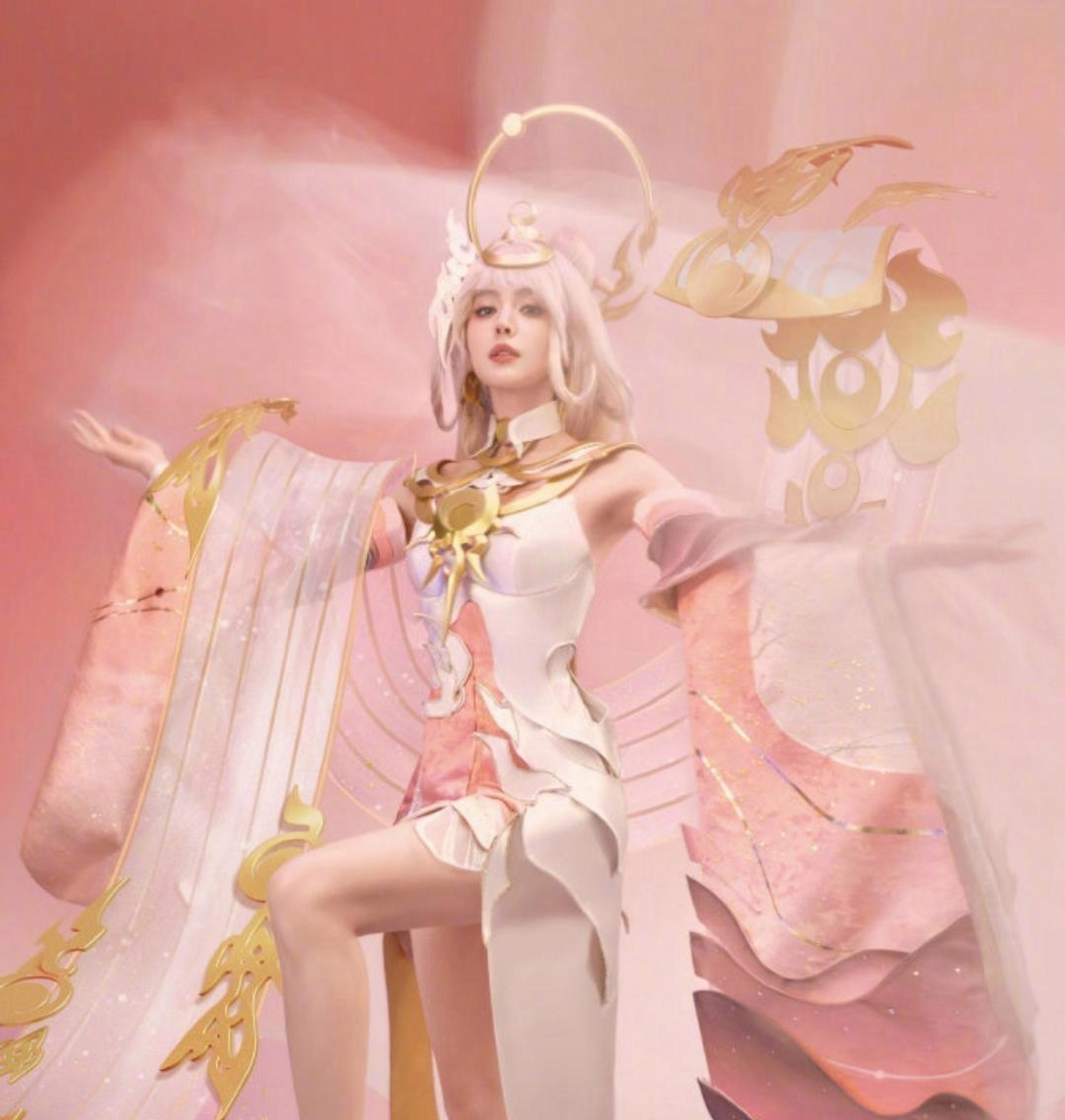 身穿粉色的古装,如同桃花般娇艳,让人眼前一亮.