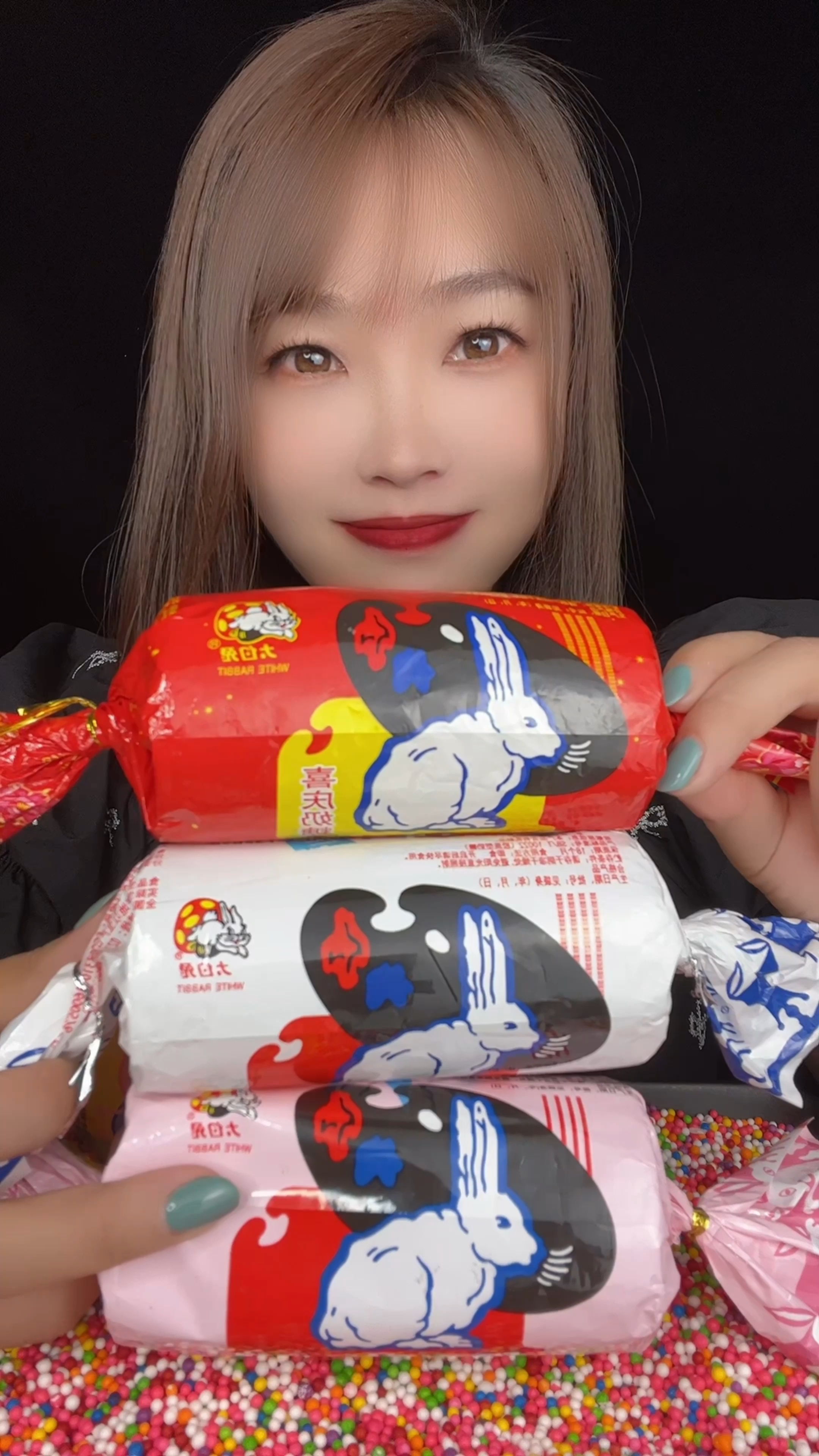 大白兔奶糖,甜甜的,三个颜色