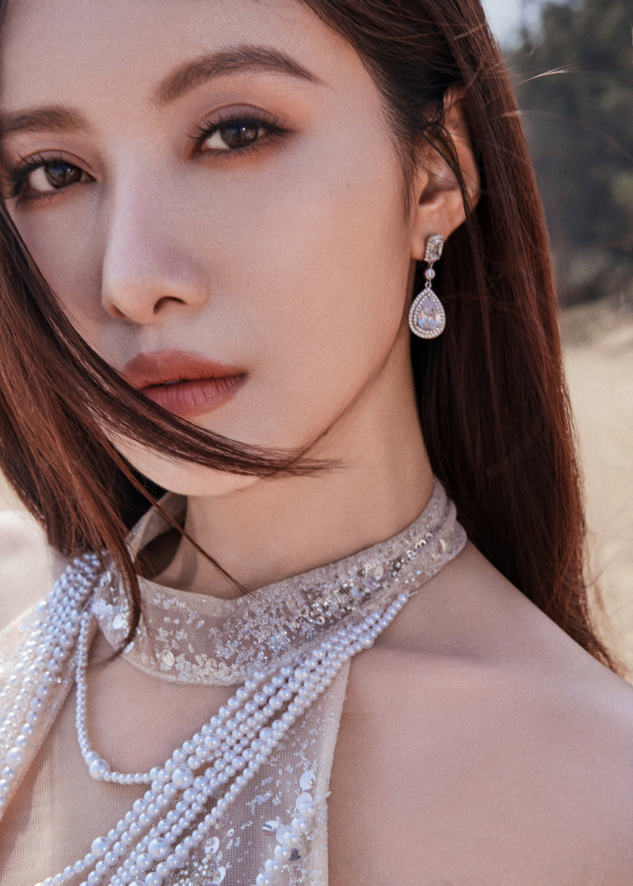 吴优璀璨绽放:外景时尚写真,挂脖亮片裙闪耀动人,珠串轻绕曼妙身姿