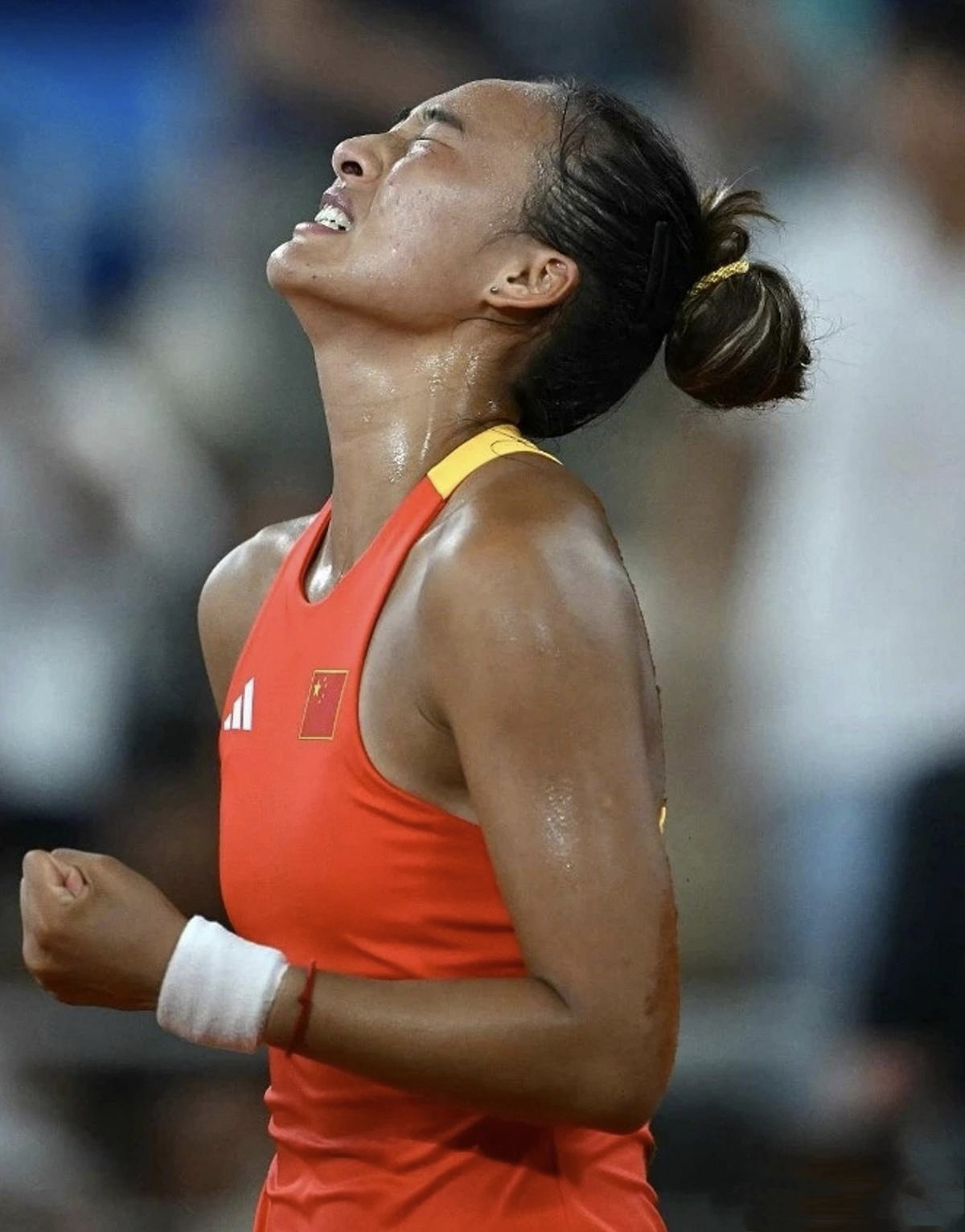 这位23岁的中国姑娘郑钦文,势如破竹,一路过关斩将,堑获首枚奥运会