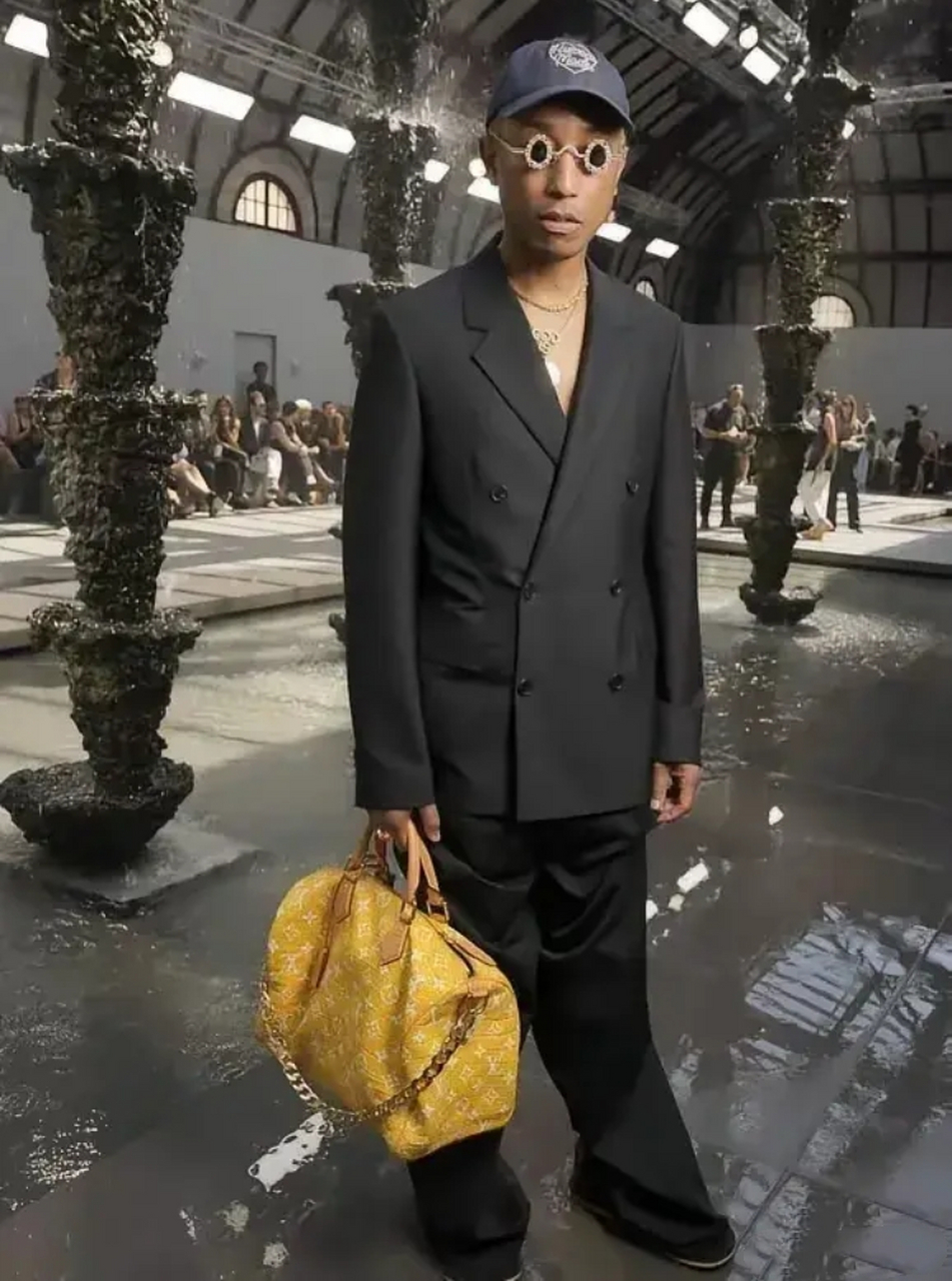 说出来你们可能不信,这是lv的设计总监,这身打扮就像十八线小乡镇上的