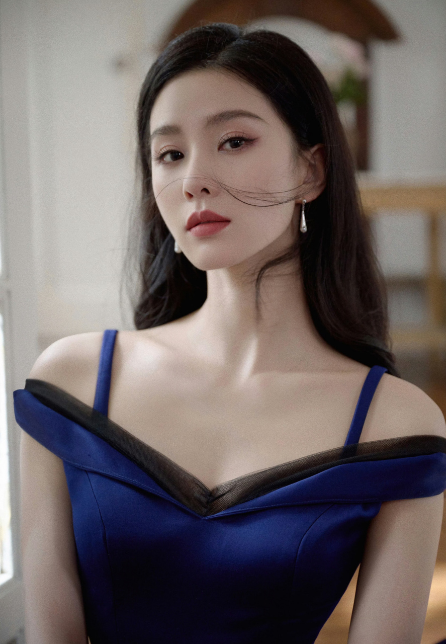 刘诗诗,深蓝色一字肩吊带裙,美丽女神!