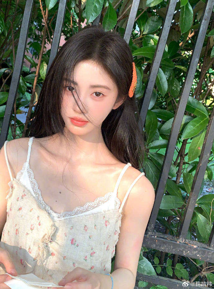 鞠婧祎晒照俏皮灵动显少女,秀纤细美腿惹人爱,温柔甜美如初恋