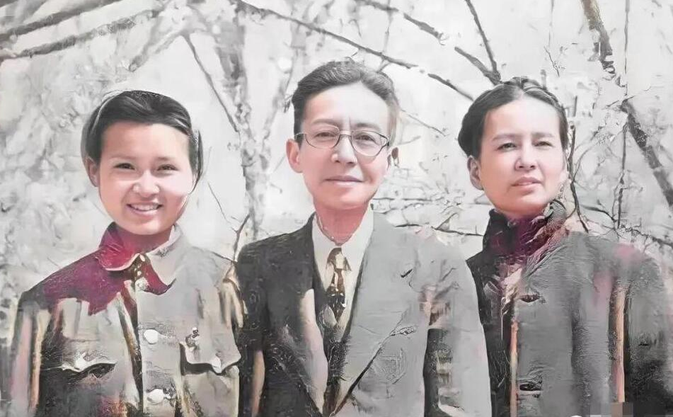 1925年,林徽因和冰心的罕见合影,她送冰心一坛山西醋!